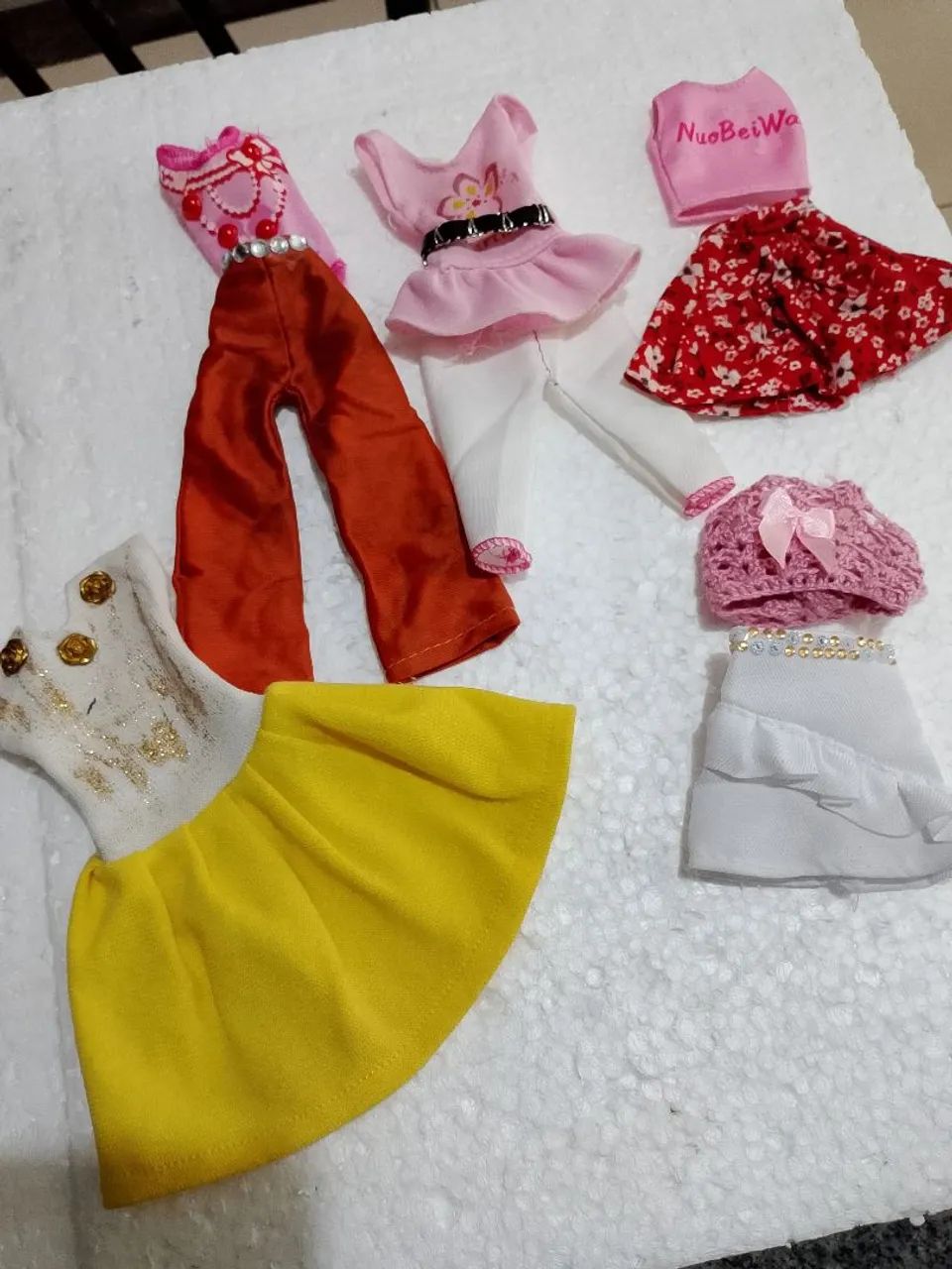Lote de roupas para bonecas Barbie 