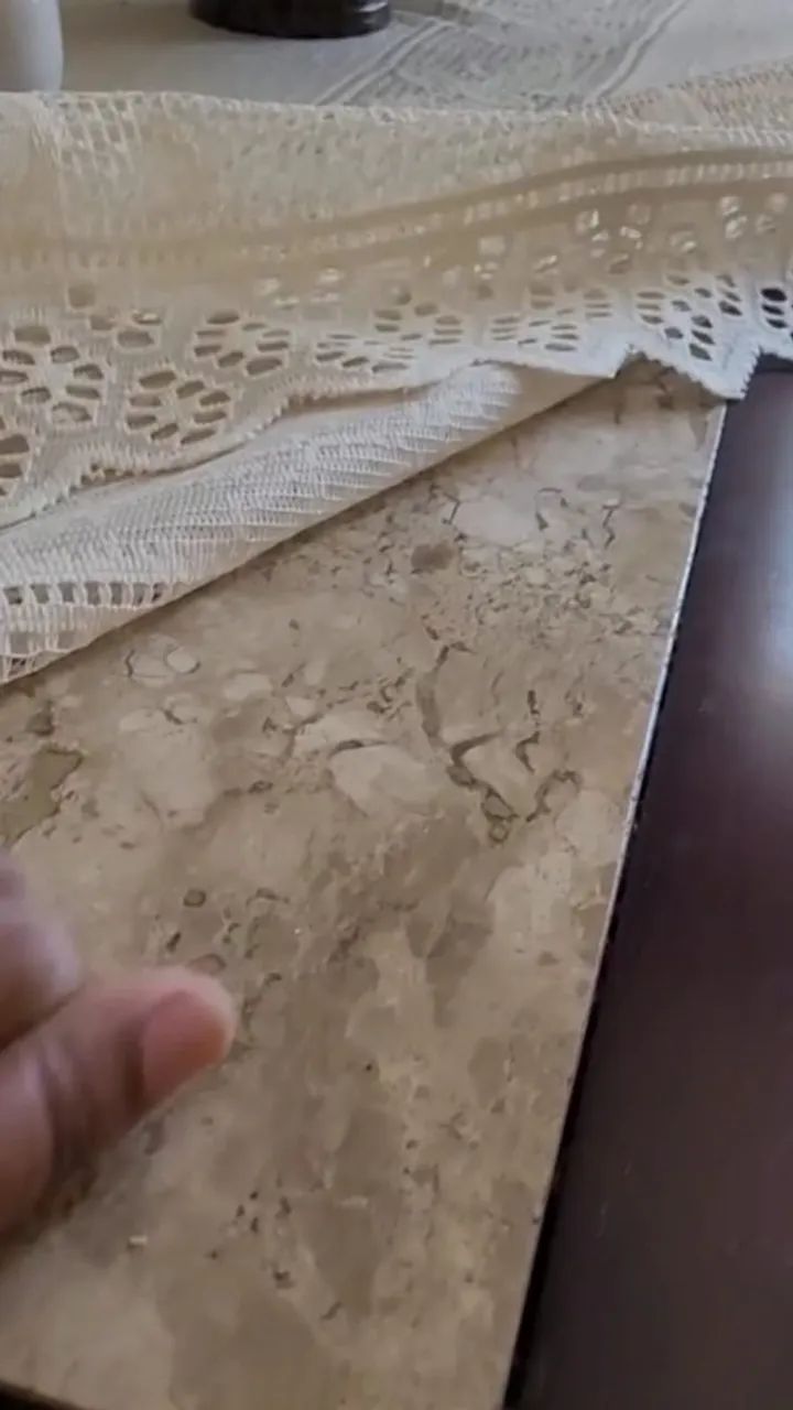  MESA DE JANTAR DE MOGNO COM MARMORE  - Foto 5