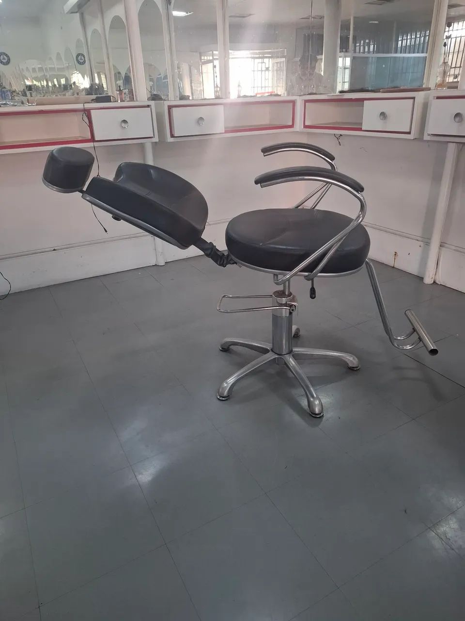 Cadeiras pra salão / barbearia /Studio  - Foto 2