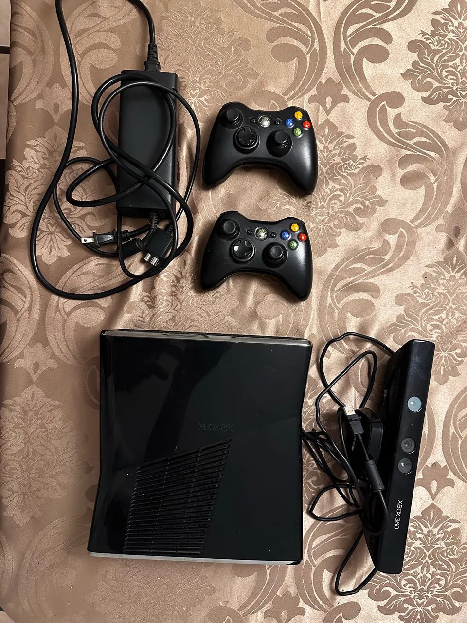 Xbox 360 Slim + Kinect + 2 Controles