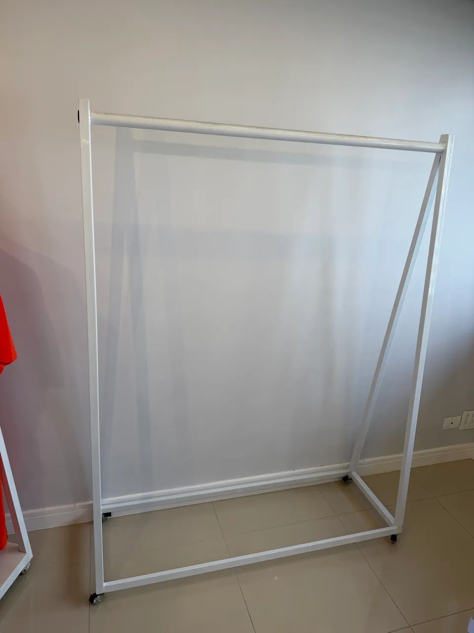 Arara de roupa branca com rodinha de metal  - Foto 3