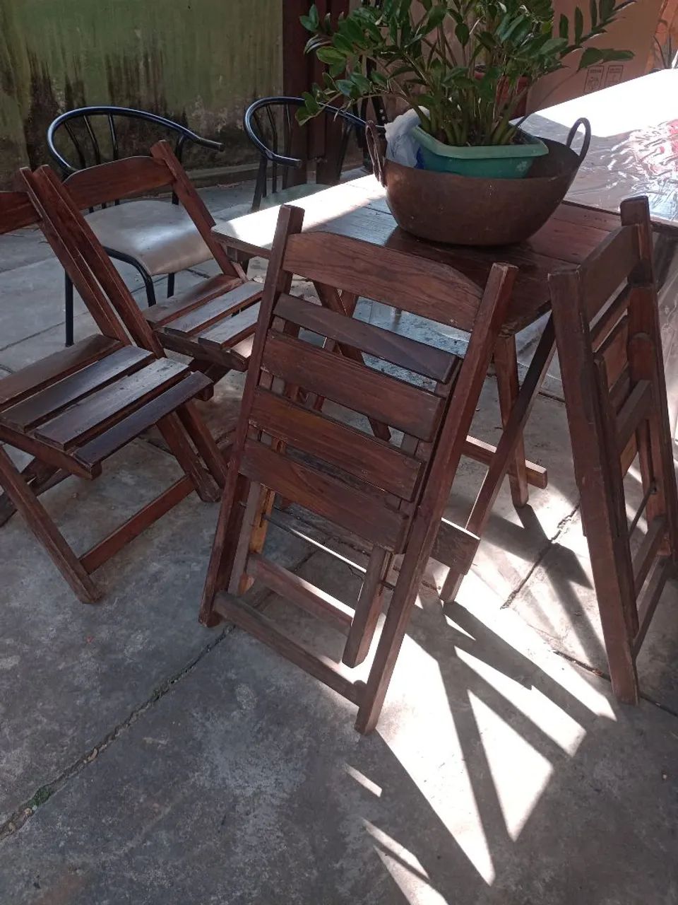 Mesa estilo buteco, muito resistente /com 4 cadeiras