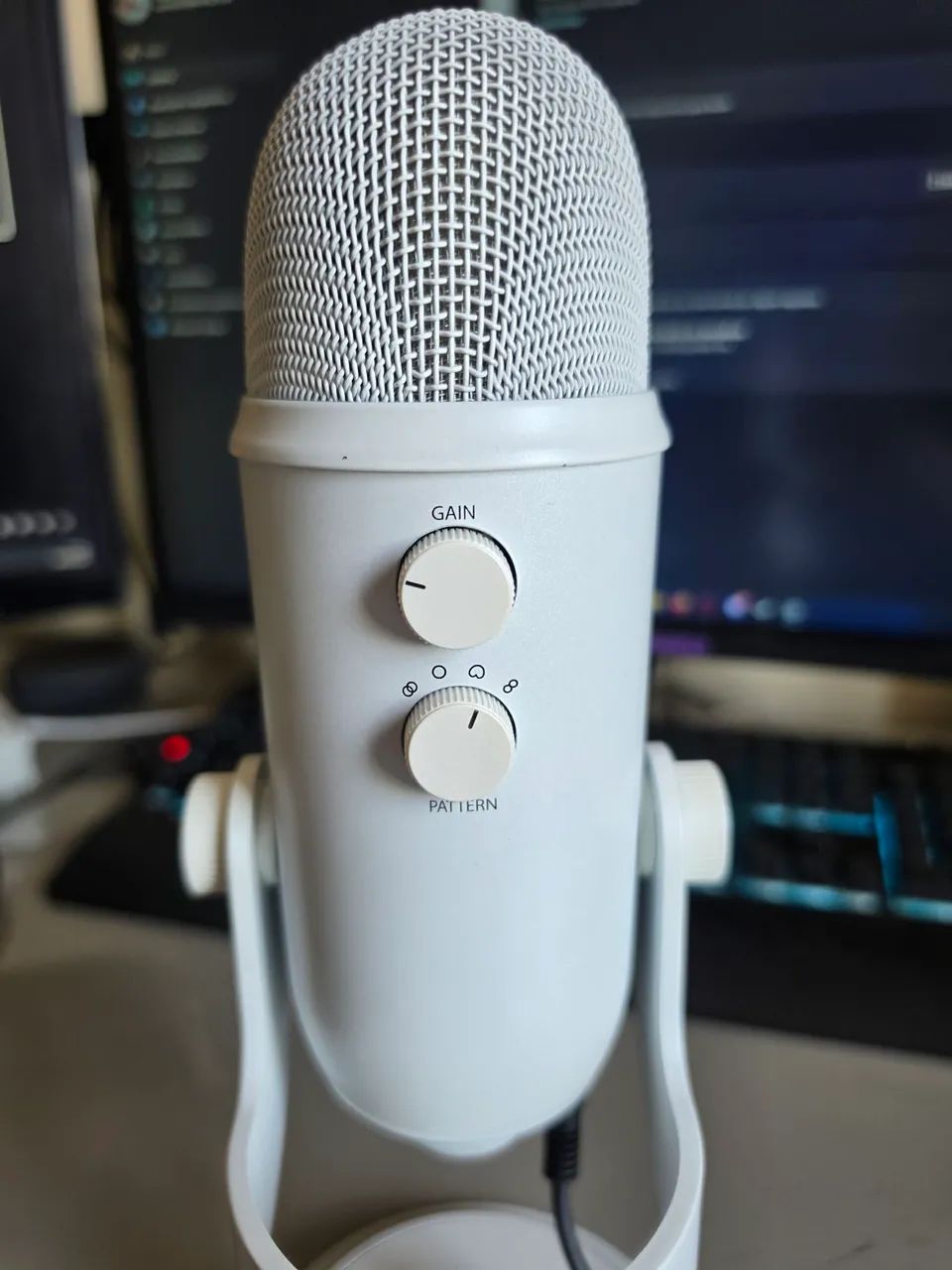 Microfone Condensador Blue Yeti (Branco) - Qualidade de Estúdio