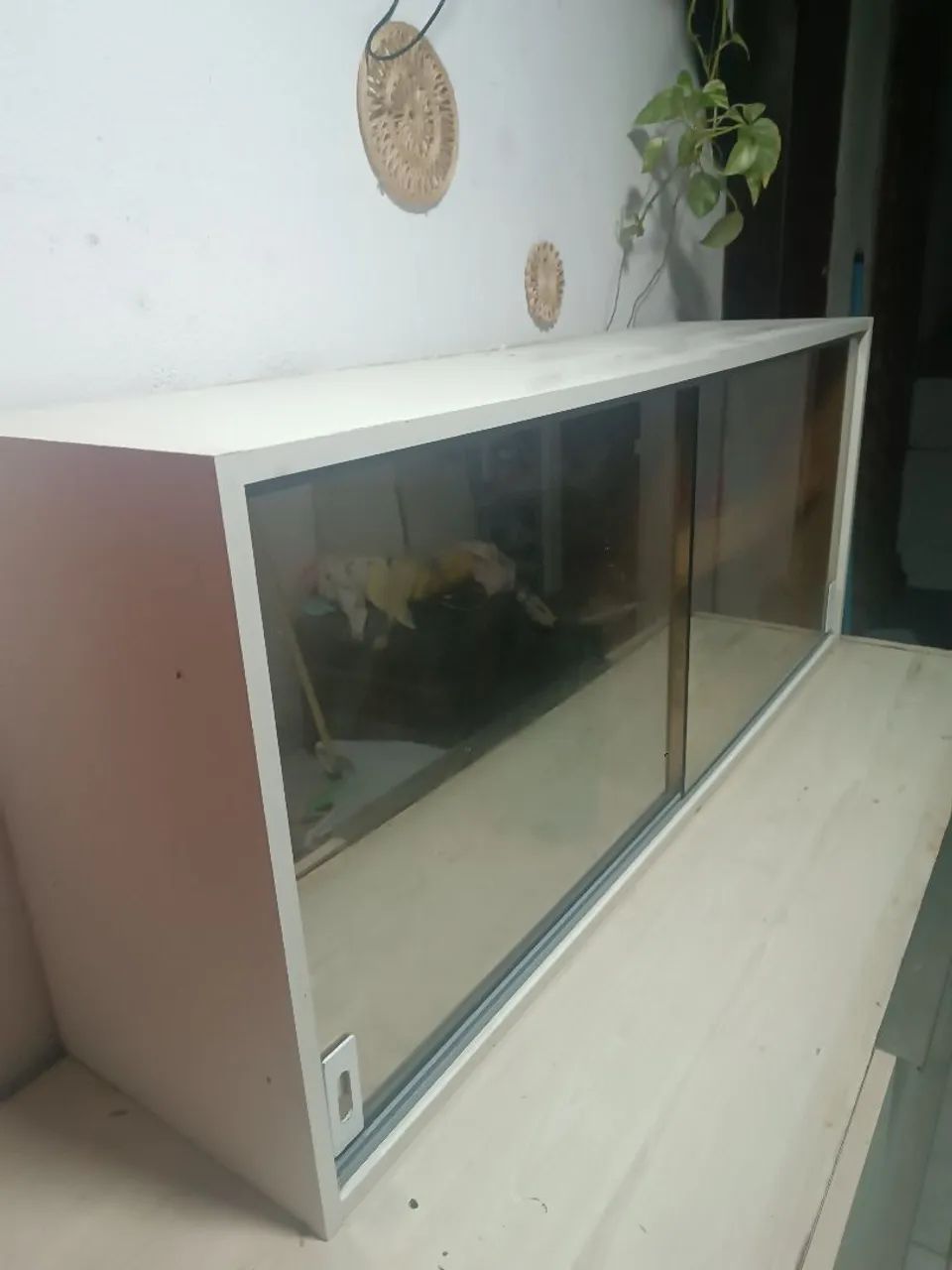 Armário aéreo com portas de vidro