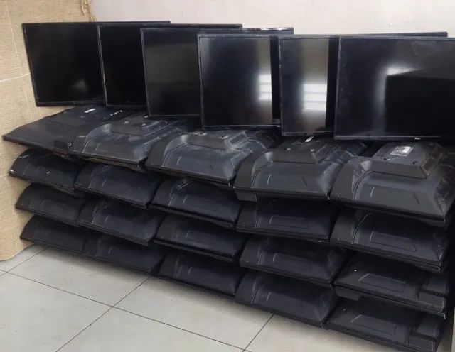 Lote 50 Tvs a maior parte elas ligam mas tela está escura na compra lote sai R$125,00 cada - Foto 3