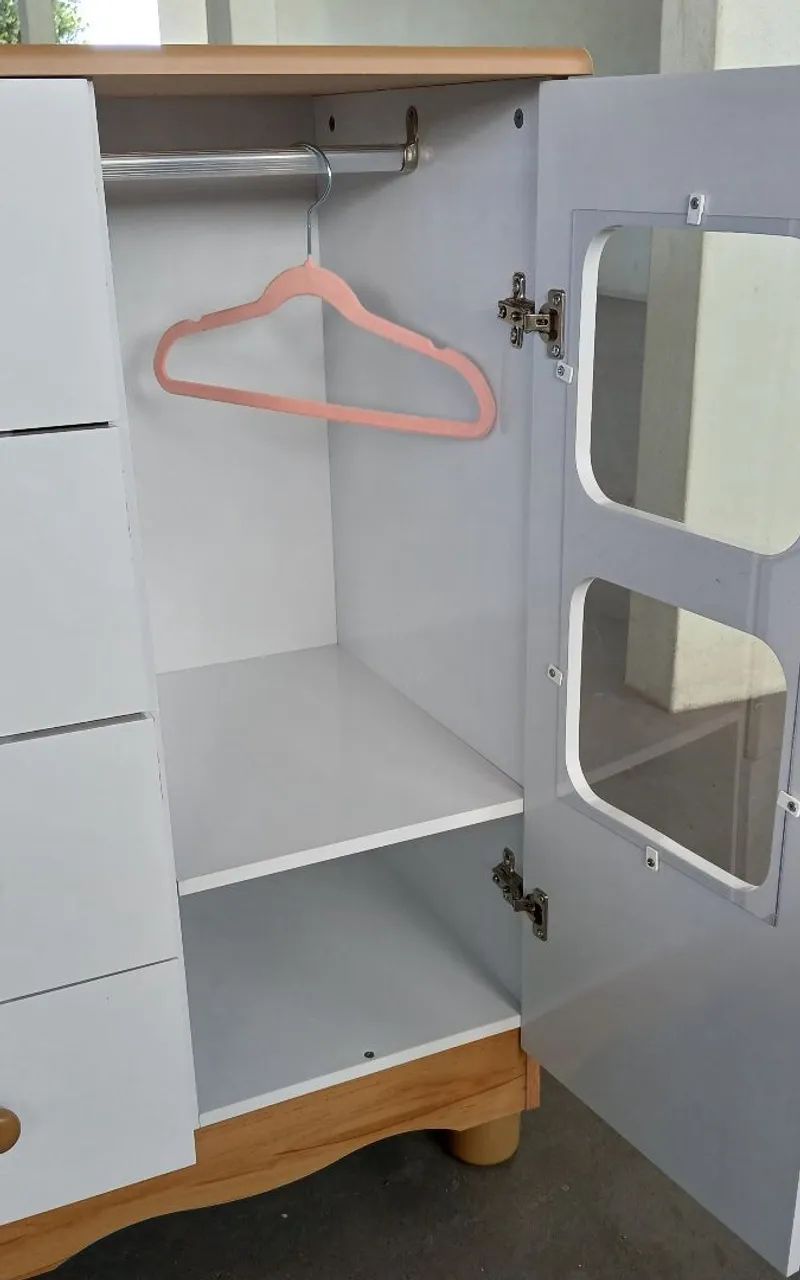 Cômoda infantil  - quatro gavetas e uma porta com cabideiro. - Foto 3
