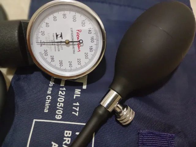 Vendo Tensiômetro (Esfigmomanômetro)Funcionando Perfeitamente, Conservado,.
