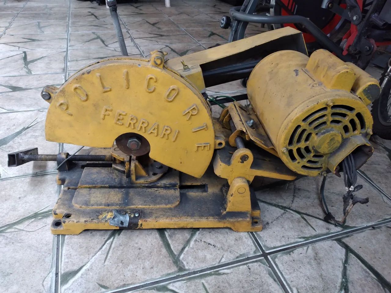 Policorte Ferrari  - Foto 2