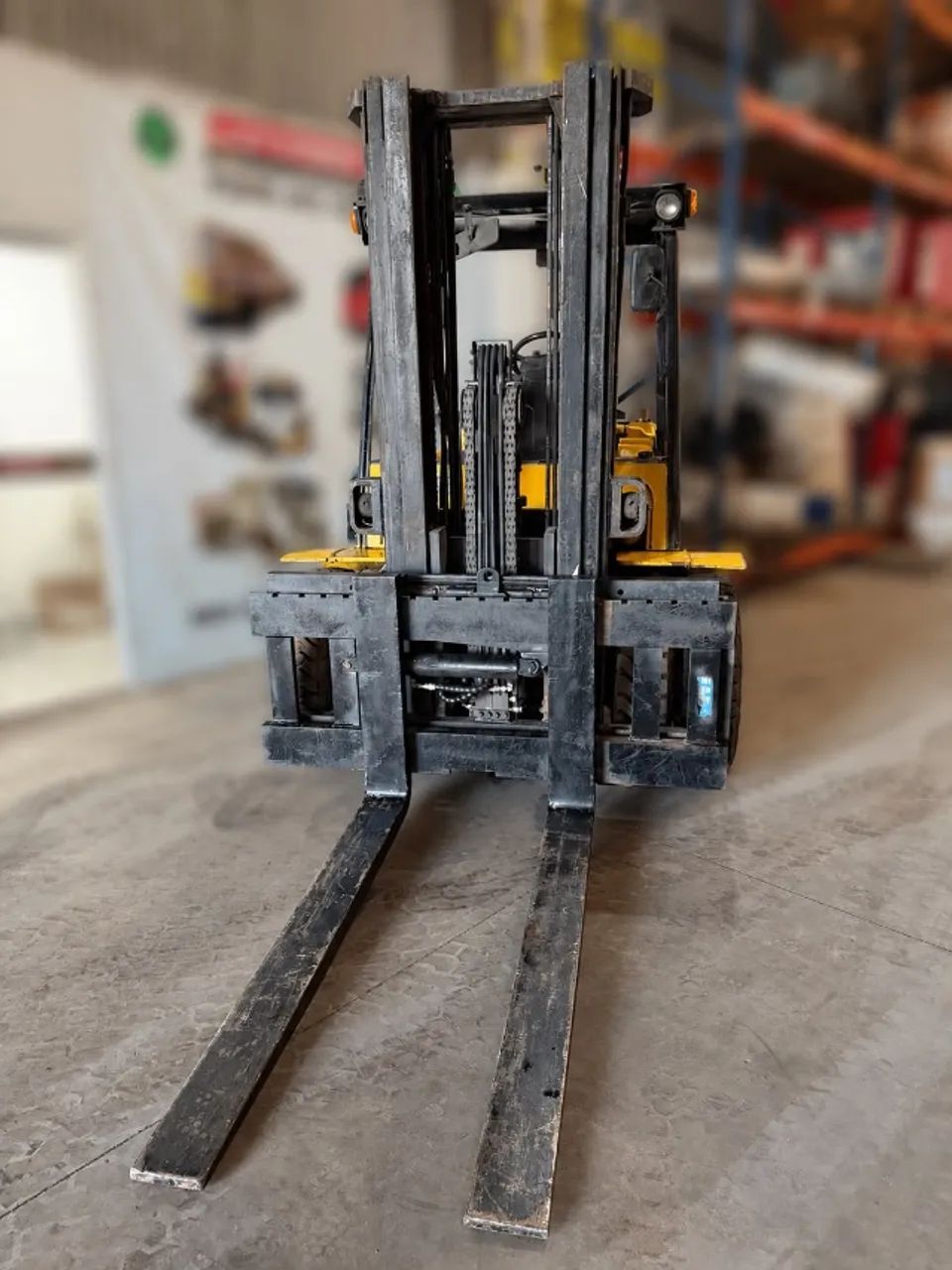 Empilhadeira GLP 4.500kg -  PRONTA PARA O TRABALHO! - Foto 2