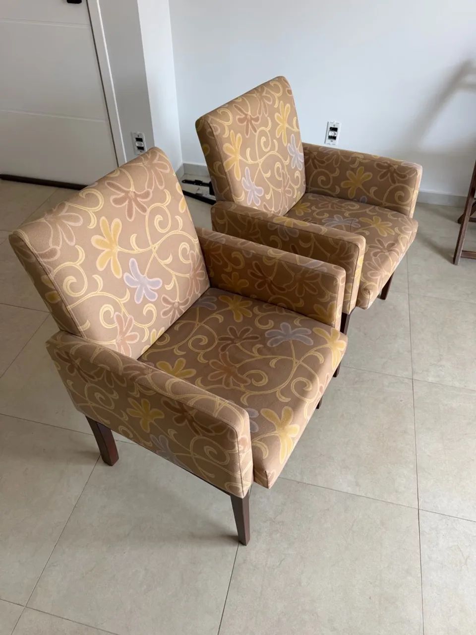 Par de Poltronas p/ Sala ou Recepção. Madeira - Excelente Estado - Foto 2