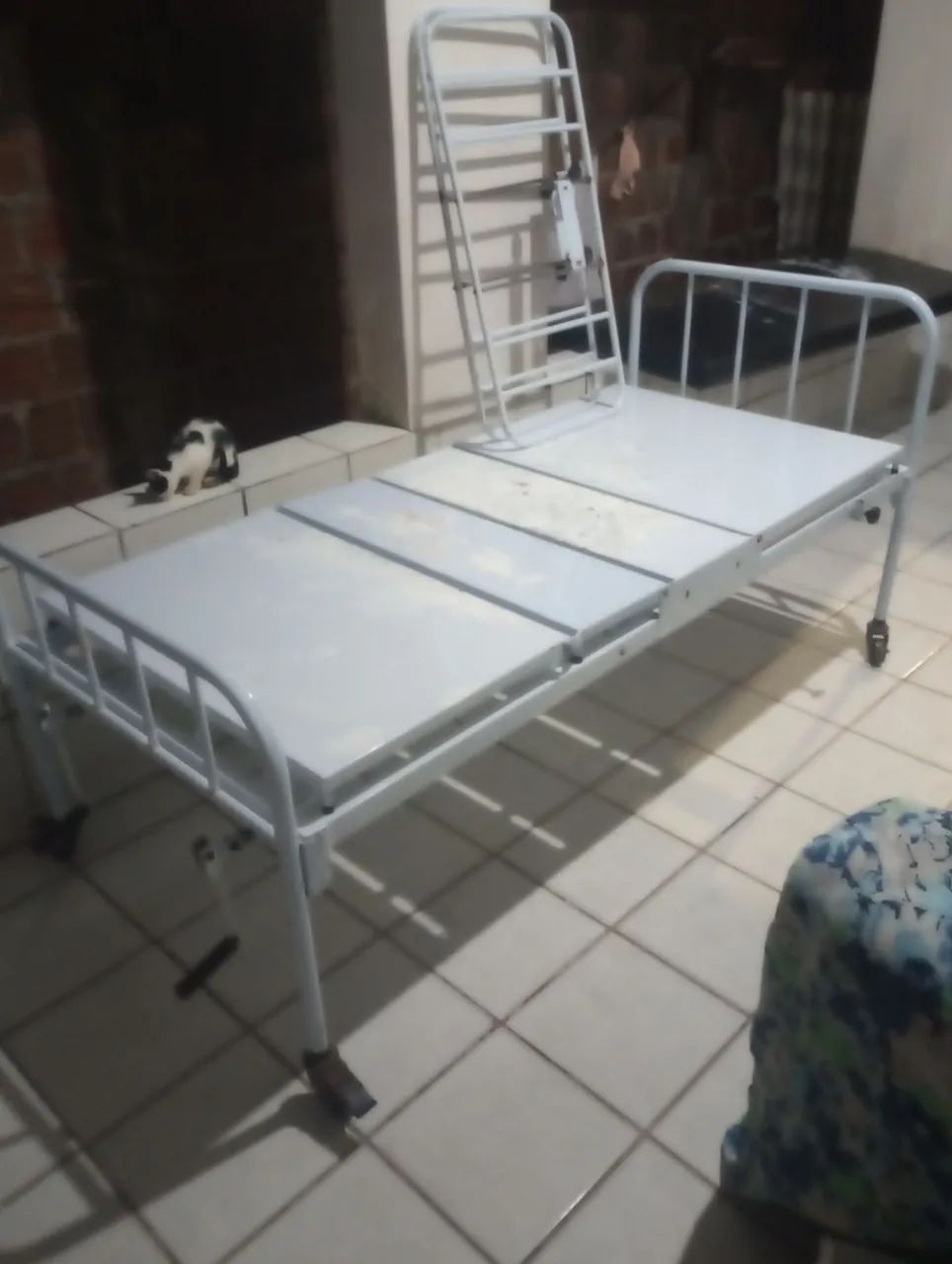 Vendo cama hospitalar com colchão 950.00 contato * zap - Foto 3