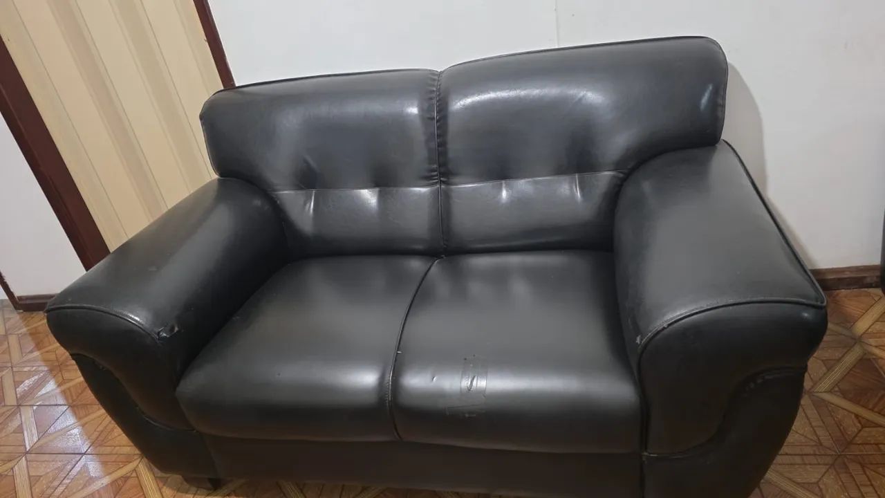 Sofá de 2 lugares de courino
