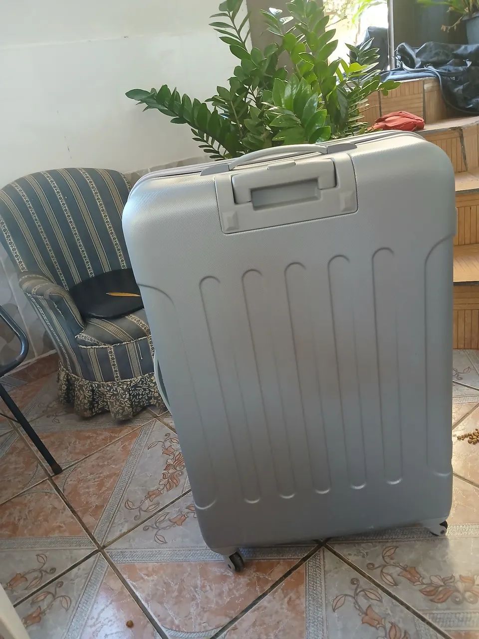 Mala de 33kg prata de 4 rodas rígida  - Foto 3