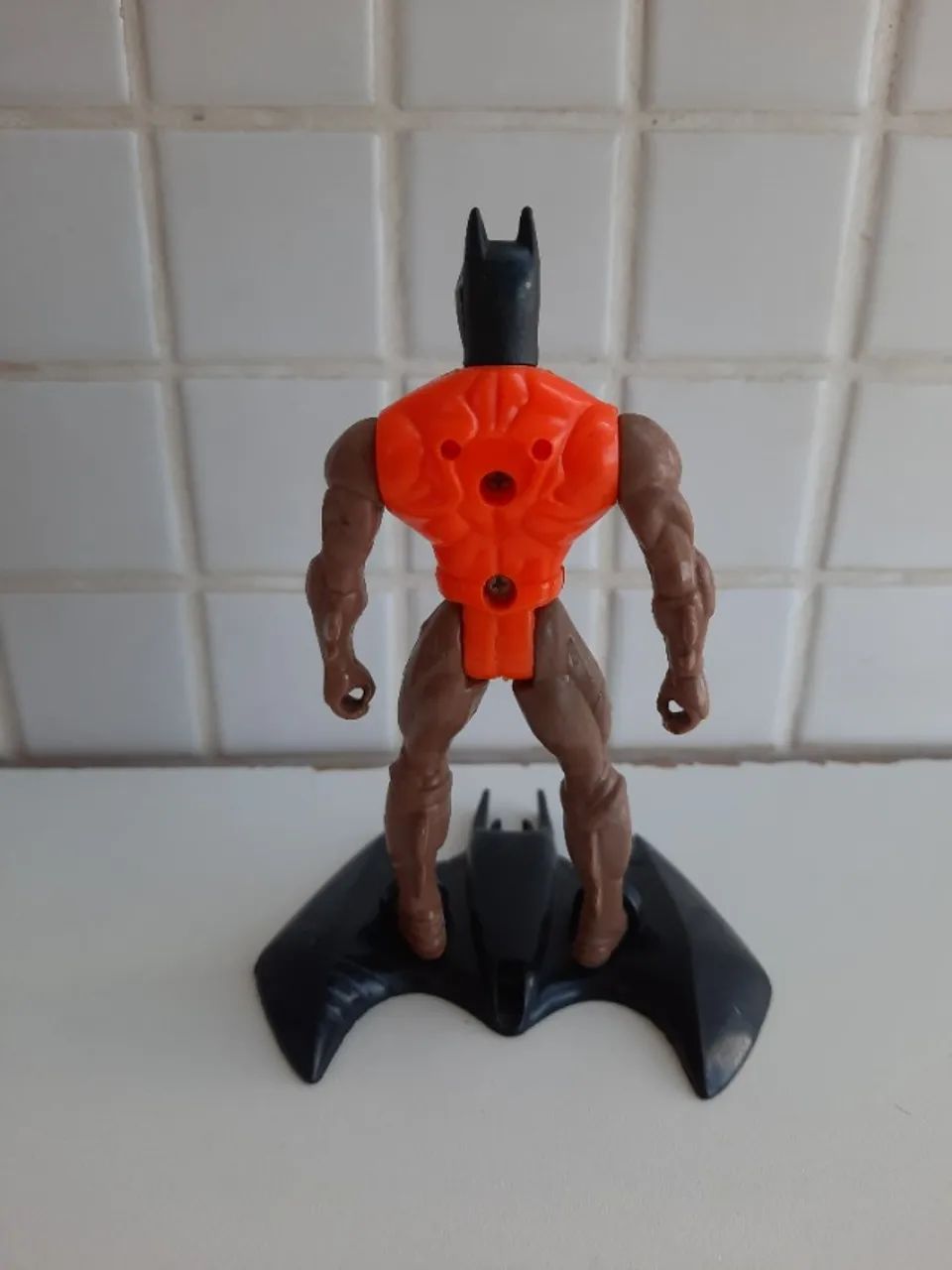 Boneco do Batman de traje laranja clássico anos 90 - Foto 2