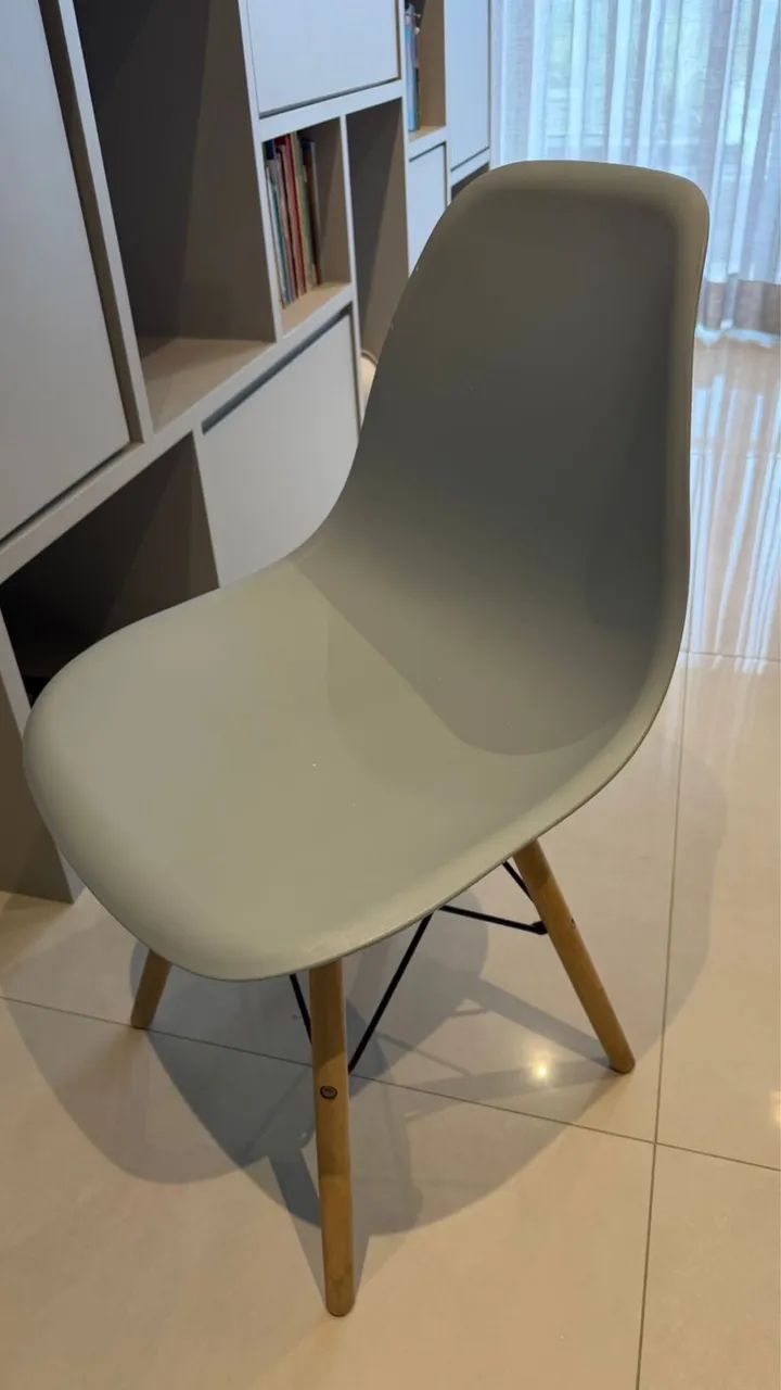CADEIRA EAMES CINZA E AMARELO 