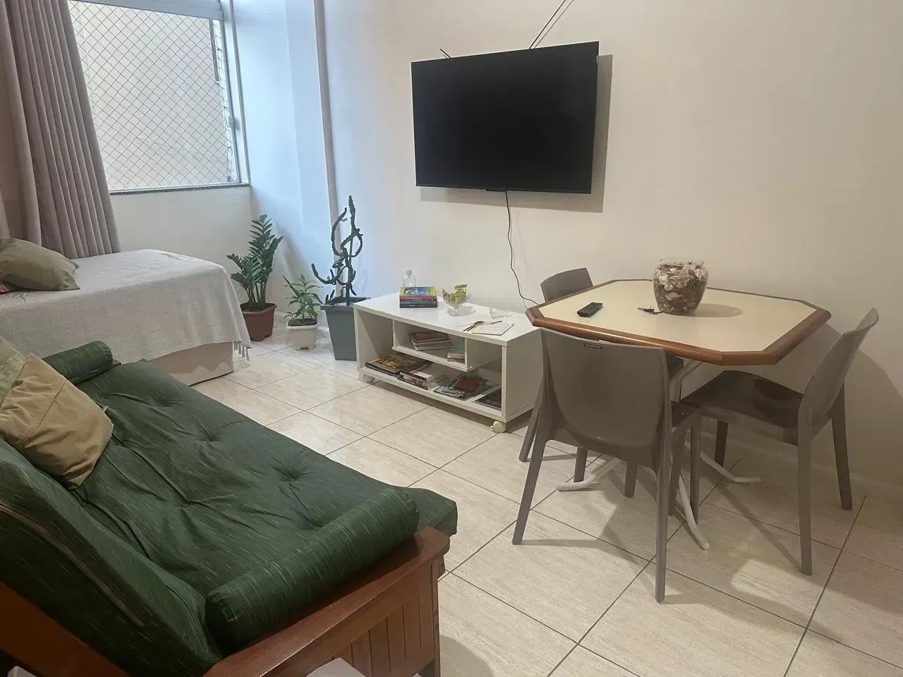 QUARTO E SALA MOBILIADO NO EDIFÍCIO VIA ÁUREA NA BARRA