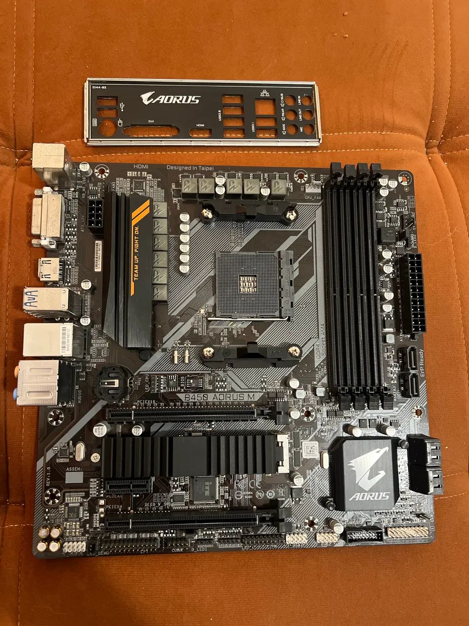 Placa mãe B450 Aorus M - Foto 4