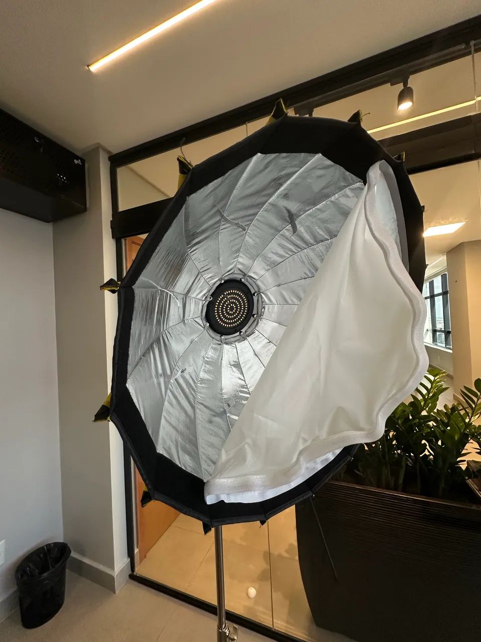 Softbox Parabolico Greika Gkt600 C/ Led Bicolor 100w E Tripé - Foto 2