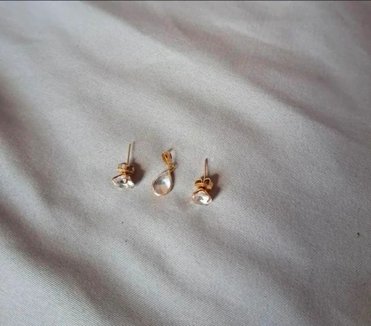 Vendo um conjunto de brincos com pingentes de ouro com zircônia  - Foto 2
