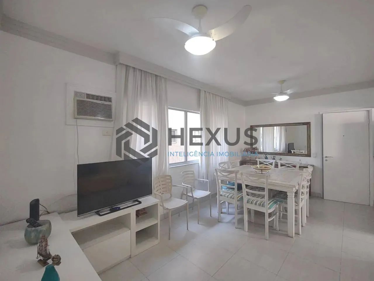 Apartamento com varanda e lazer na Enseada, Guarujá