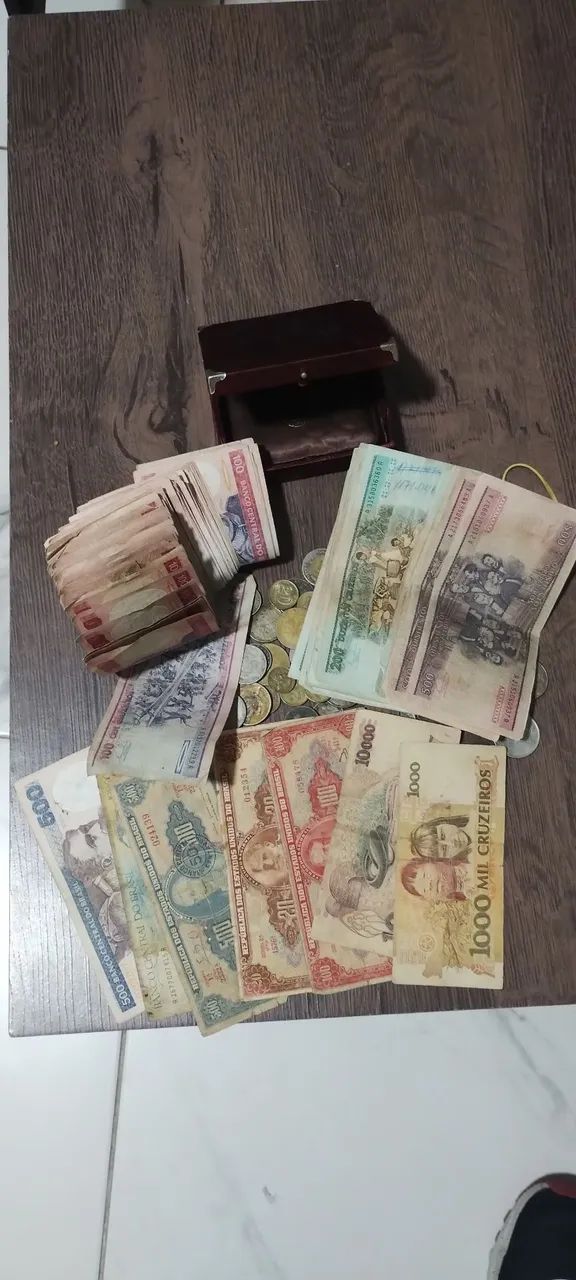Vendo mais de 120 notas e uma caixinha de moedas frete ta grátis  - Foto 4