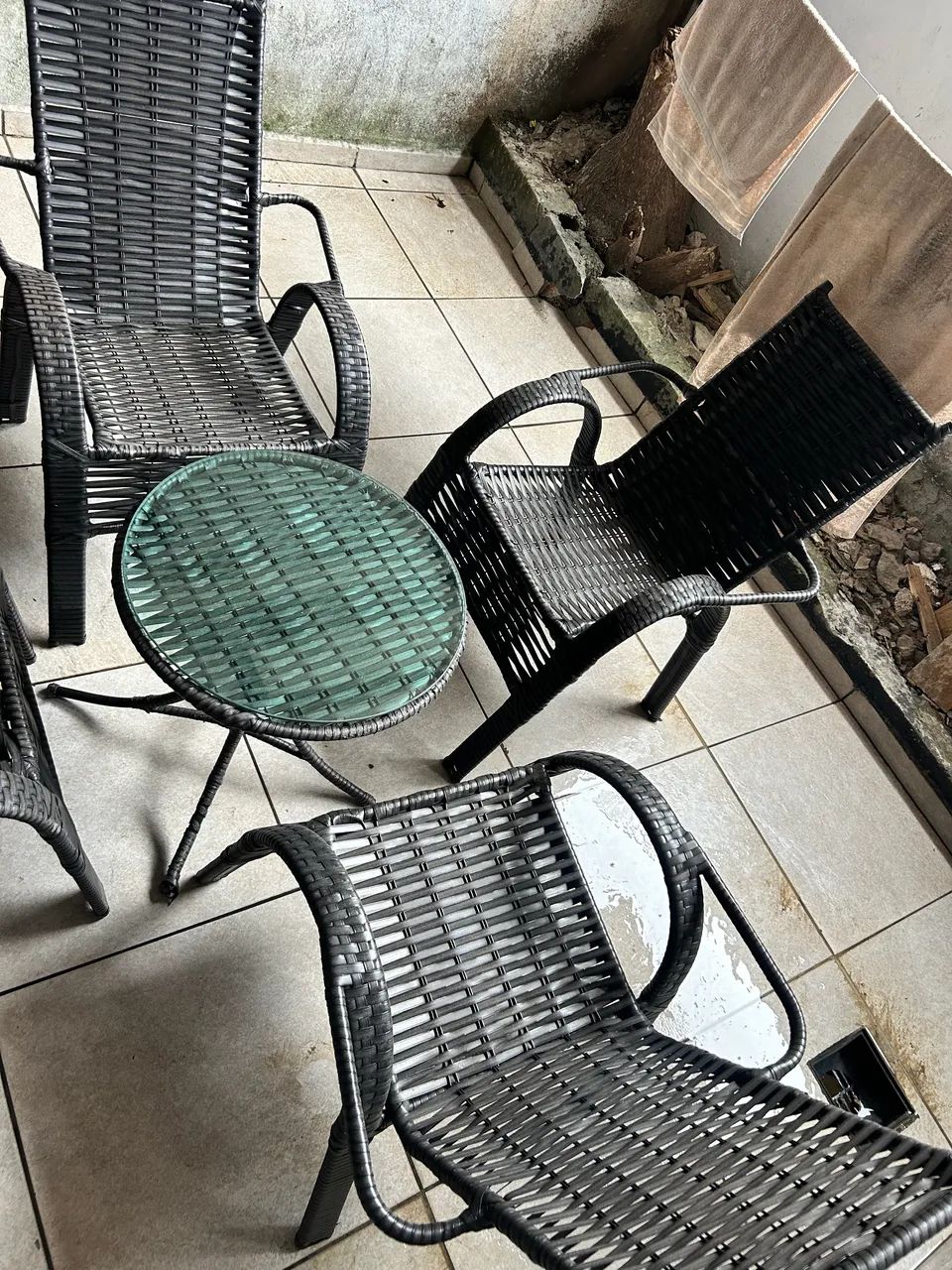 Jogo de mesa e 4 cadeiras em fibra sintética 