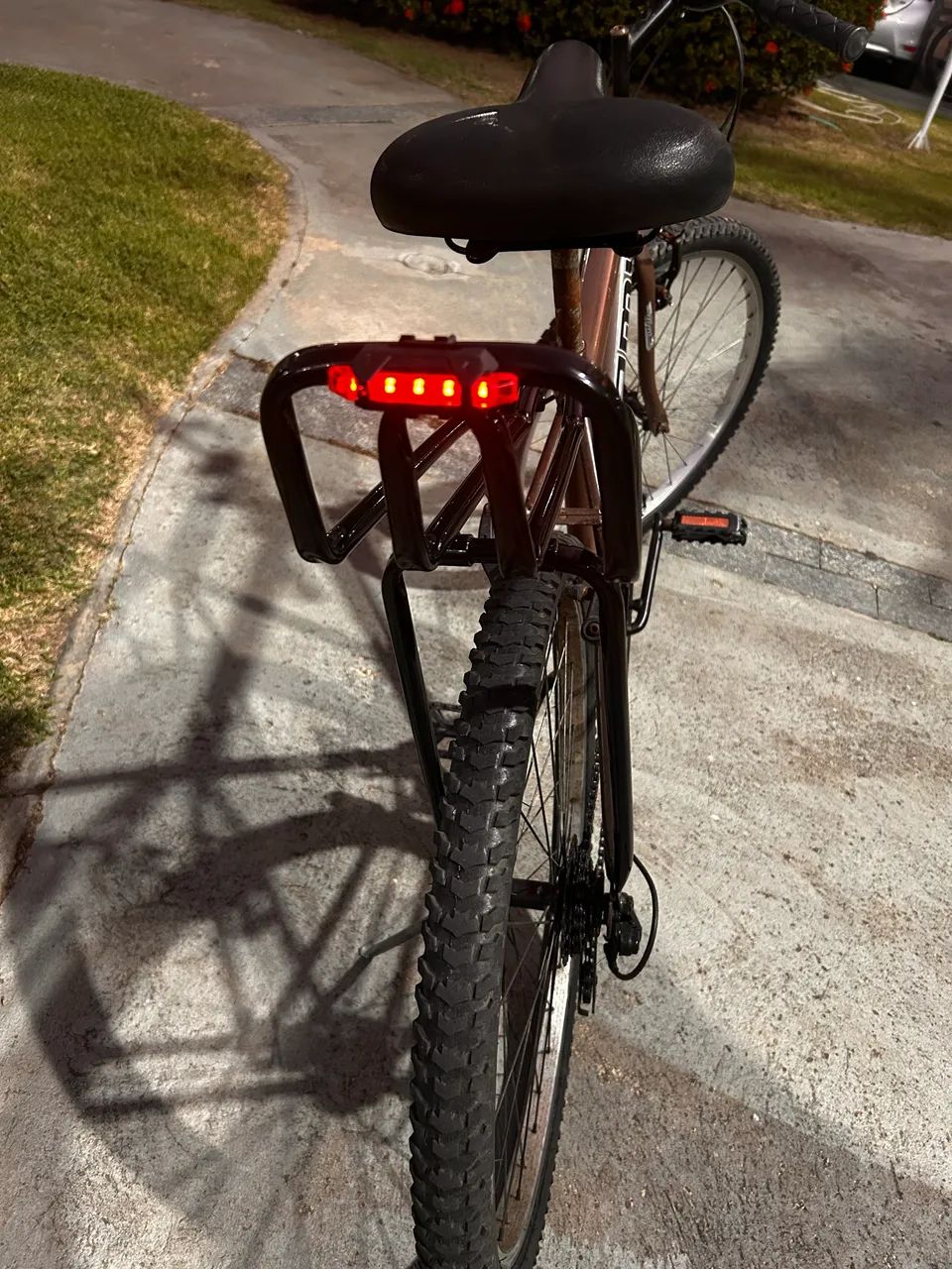 Bicicleta com bagageiro, luz frontal, luz traseira e tripé: R$300,00 - Foto 4
