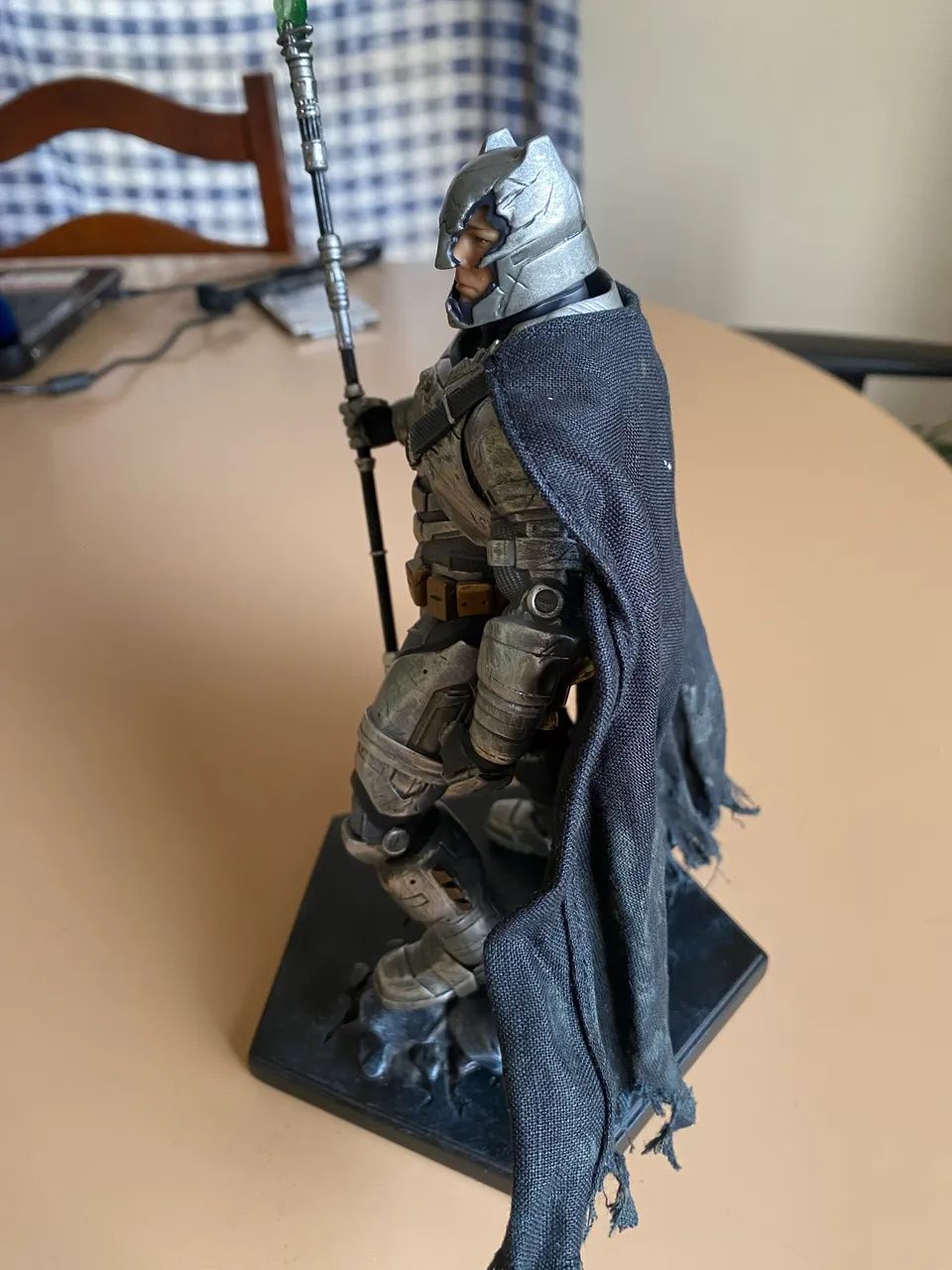 Estátua Iron Studio Batman battle damaged armares - Foto 4
