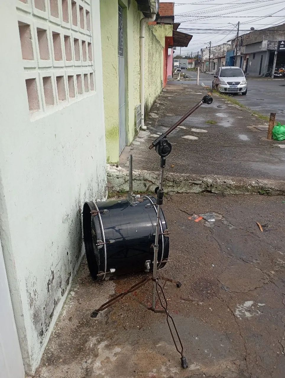 Um pedestal girafa e um Bumbo  - Foto 2