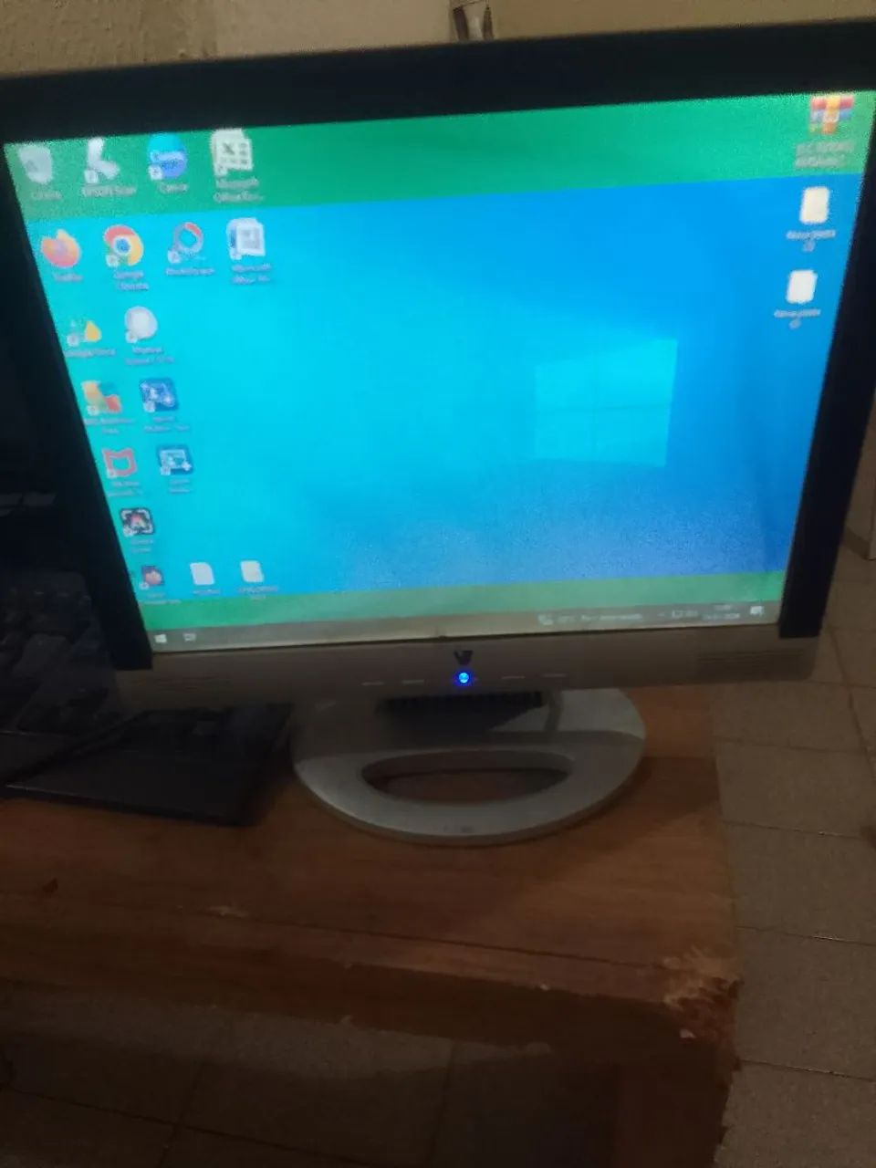 Monitor v7 15 polegadas com manchas funcionando 