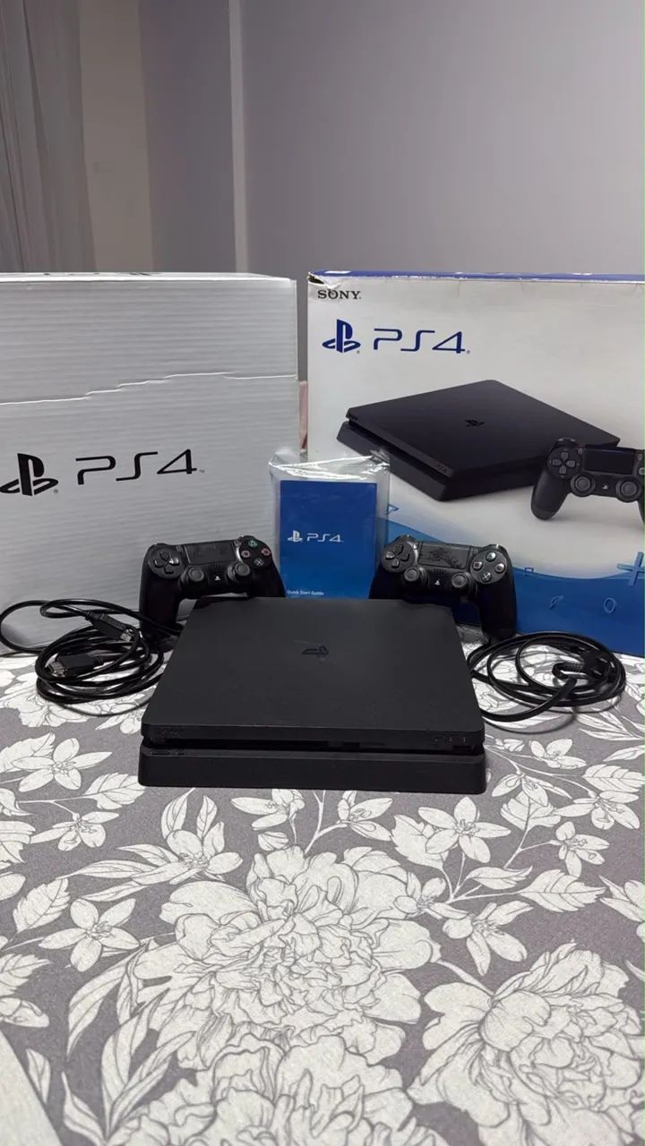 Vendo ps4 slim com 2 controles 