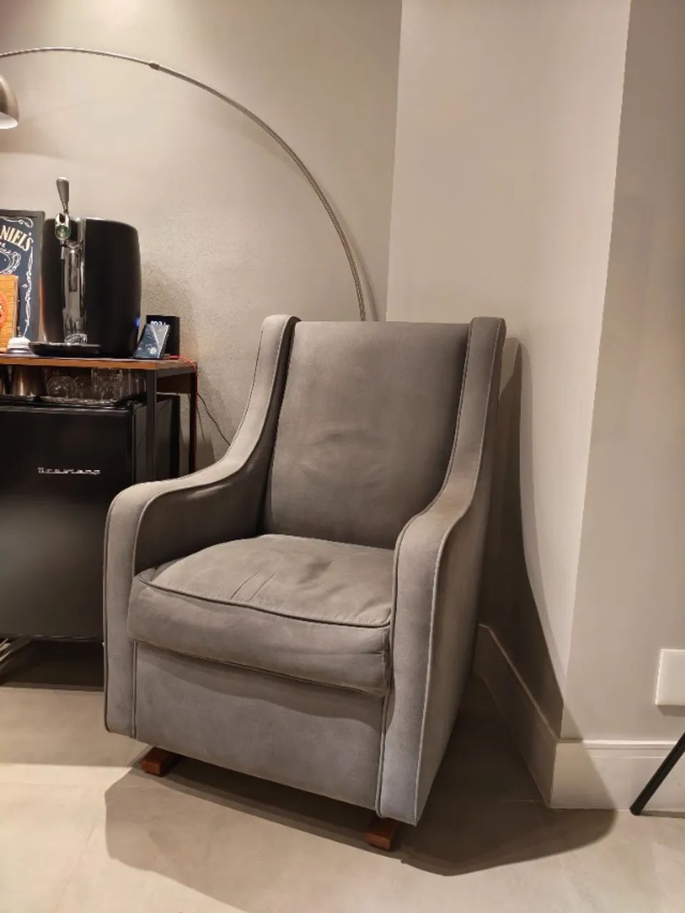 Poltrona decorativa amamentação balanço com molas linho cinza com puff, frete  comprador - Foto 3