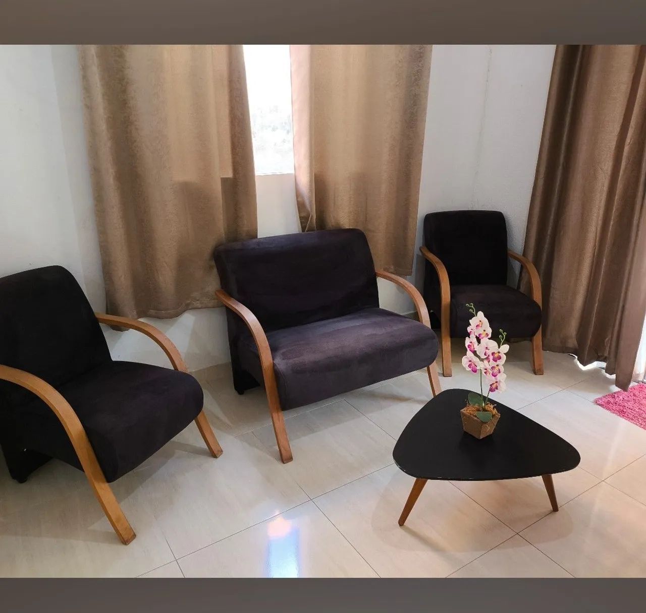 Vendo conjunto: 3 poltronas e 1 mesinha. 