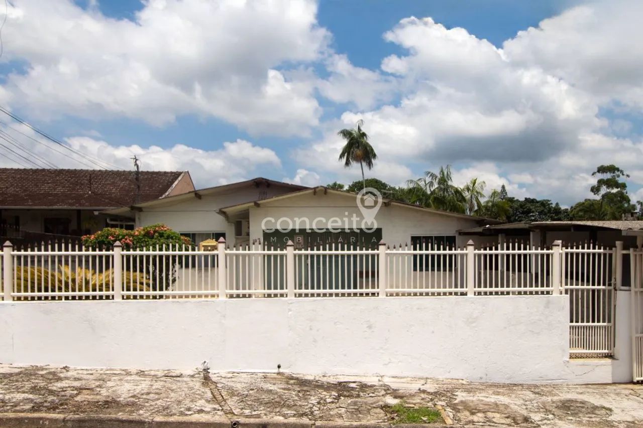Casa Semimobiliada com 4 Dormitórios na Velha!