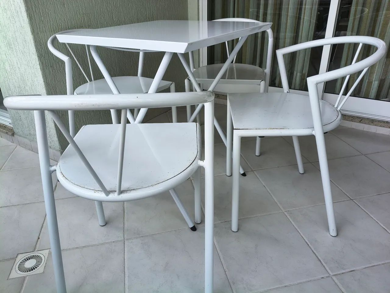 Jogo de mesa e 4 cadeiras