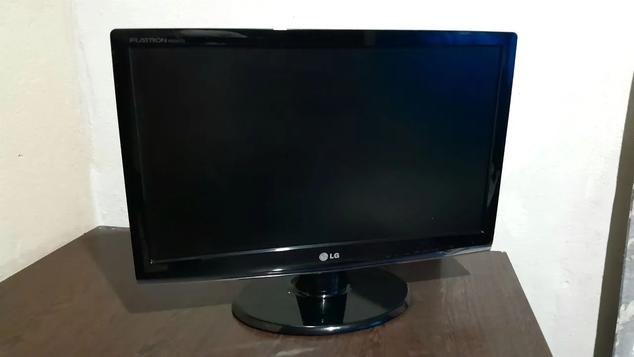 Monitor Lg funcionando perfeitamente, juntamente com cabos e vários utensílios novos.
