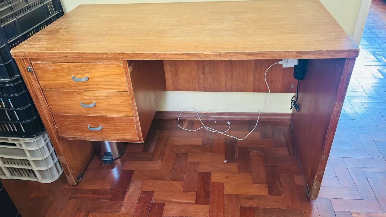 Mesa de madeira maciça com gavetas