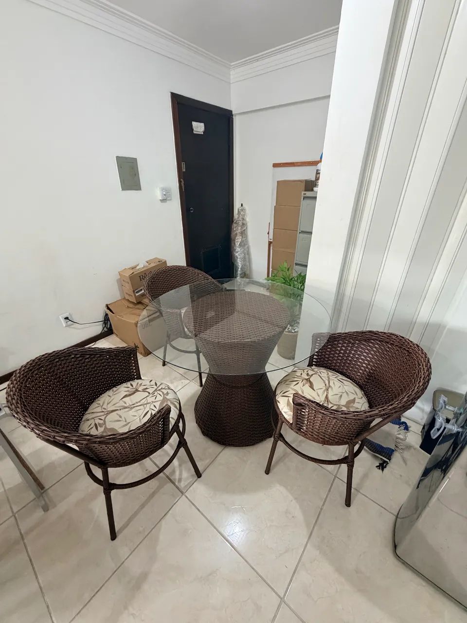 Mesa em vidro, Base e 3 poltronas em Vime! - Foto 4
