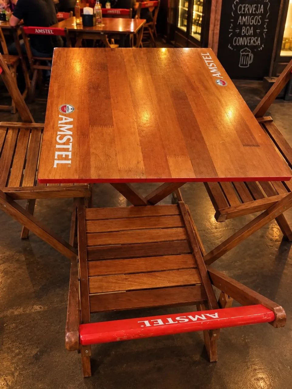 Conjunto mesa e cadeira