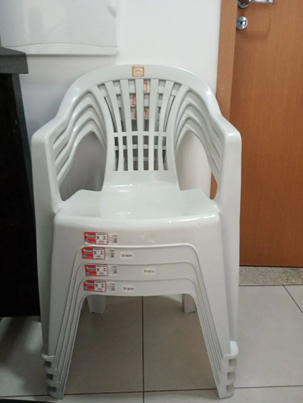 Jogo de Mesa e Cadeiras de Plástico  - Foto 3