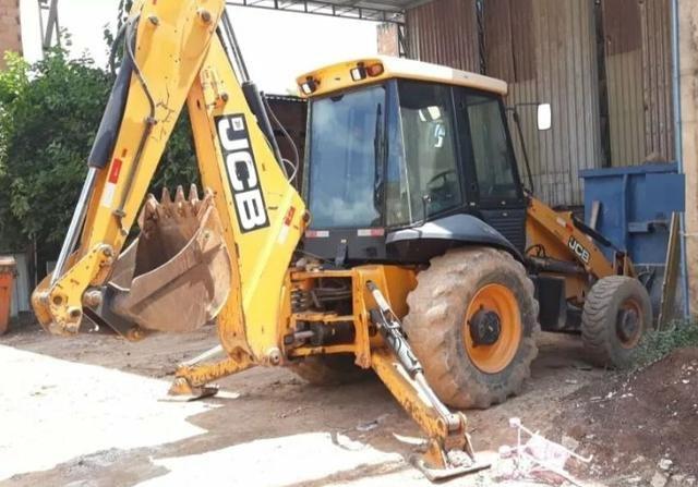 Máquina retroescavadeira JCB Traçada 2012