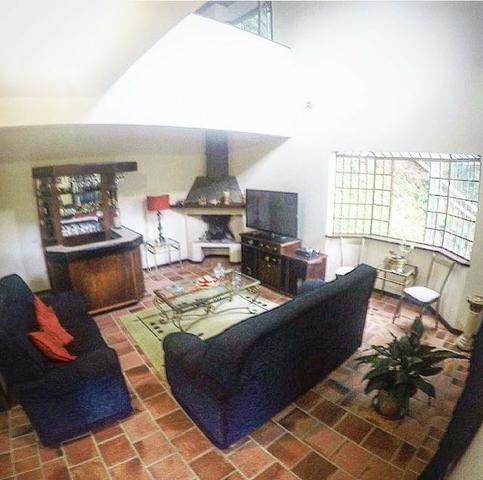 Casa em Condomínio- Itaipava-Com 3 Quartos -Cercada pela Natureza Exuberante