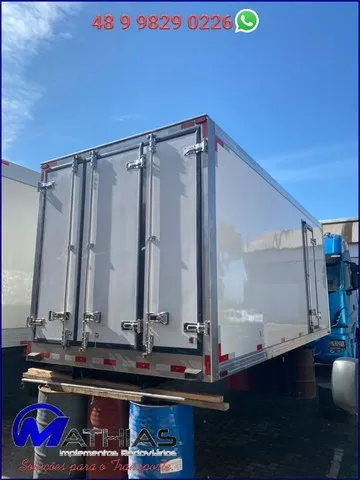 Baú frigorífico gancheiro 5,50m 3 portas traseiras 1 porta lateral