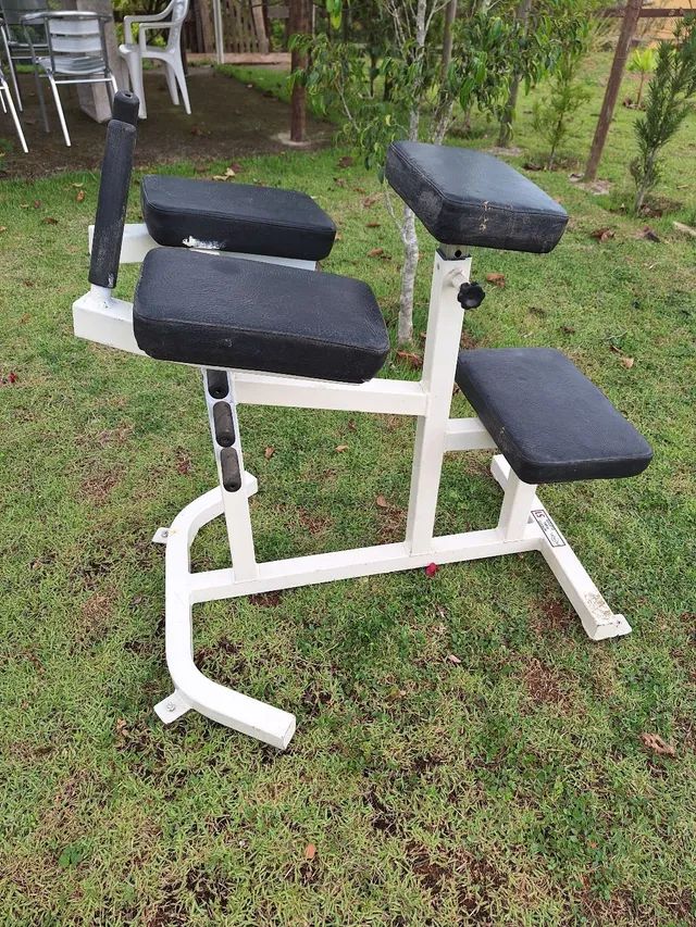 Aparelhos de musculação.