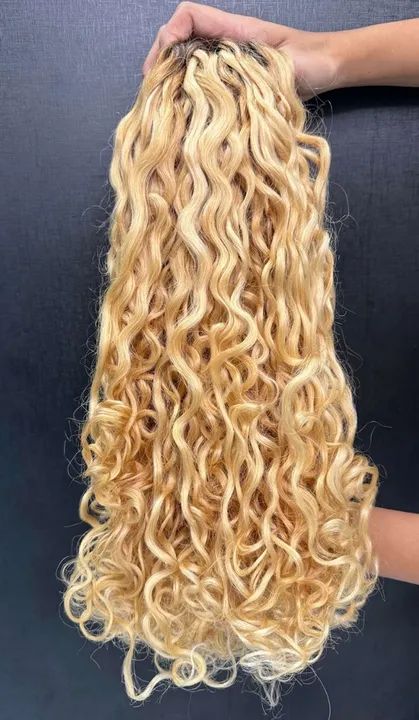 Cabelo loiro cacheado