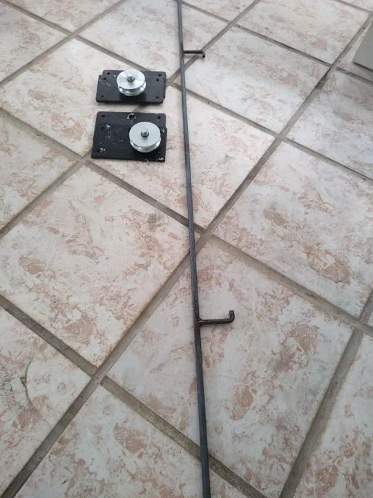 Trilho de portão de correr com roldanas. - Foto 4