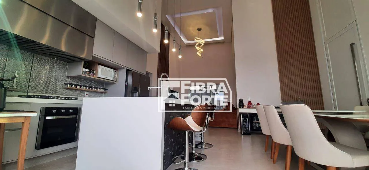 Casa à venda em condomínio em Valinhos, SP.