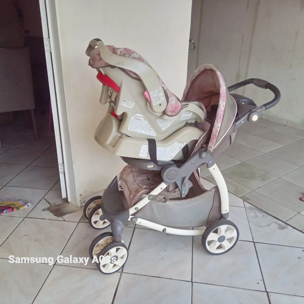 Vendo carrinho de bebê e bebê conforto rosa