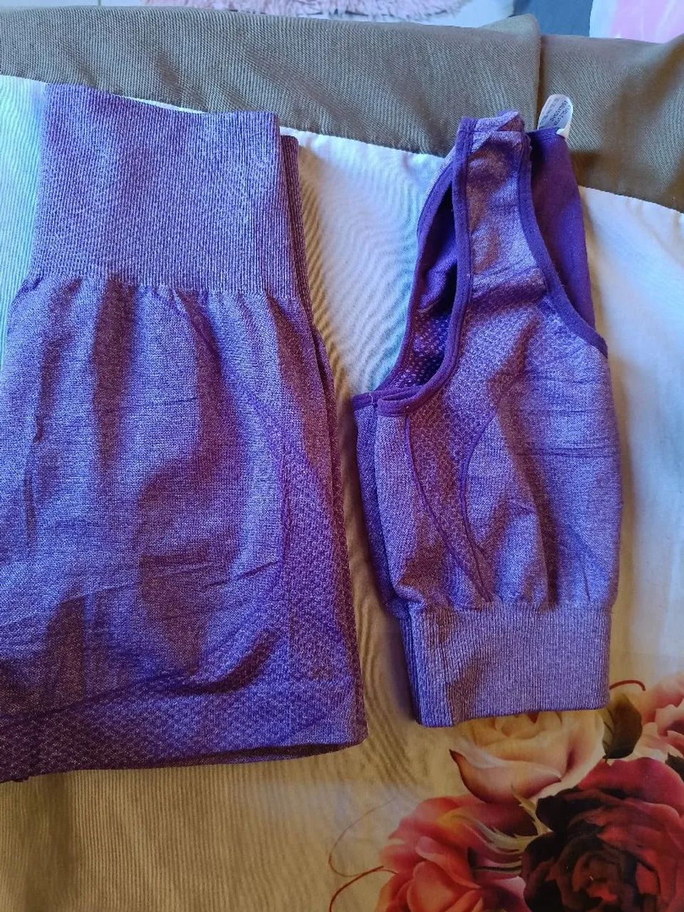 Estou vendendo esse kit de academia são dois conjuntos e um legging novo - Foto 4