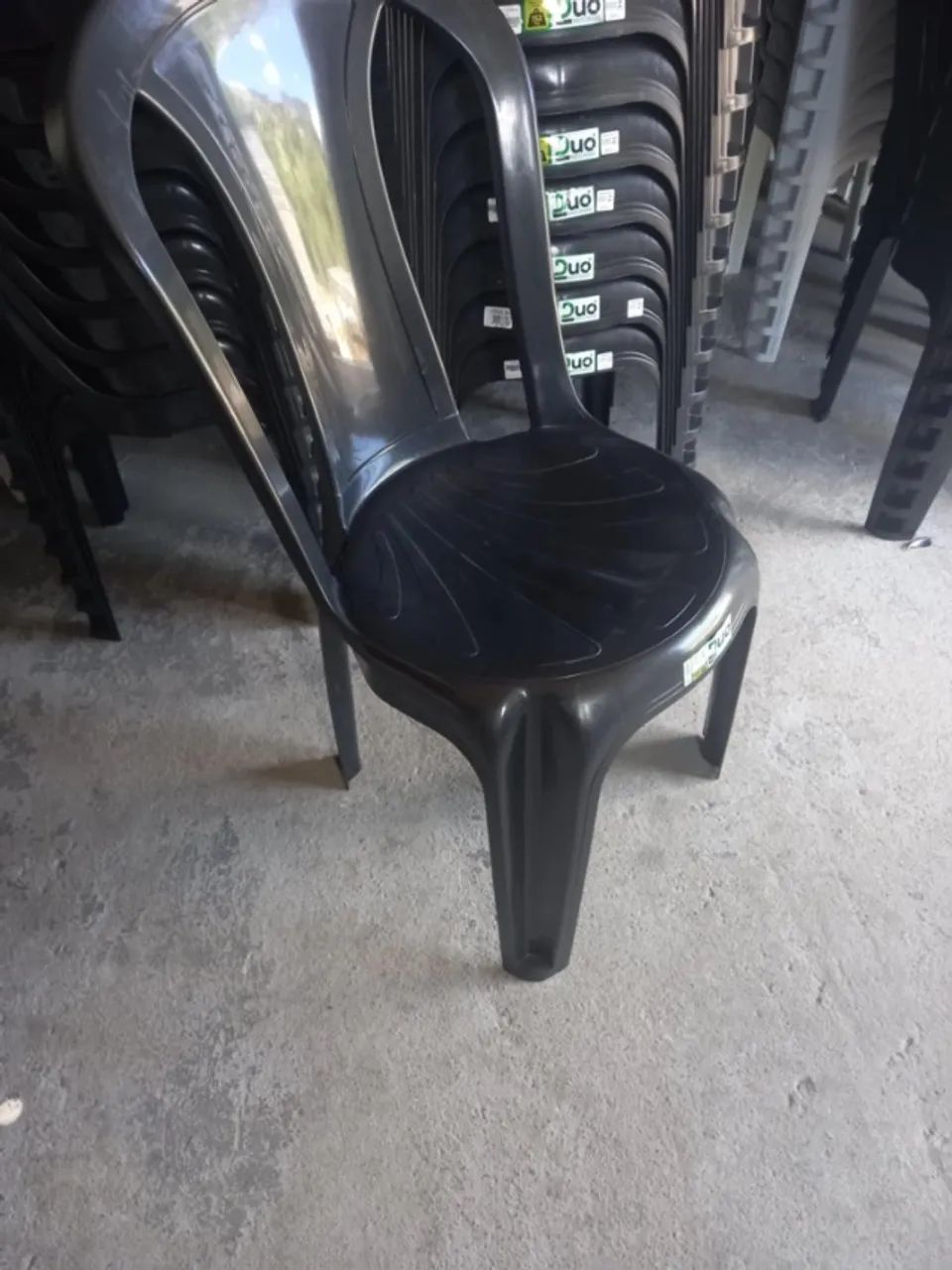 Cadeira plástica 182 kilos nova 42 reais - Foto 2